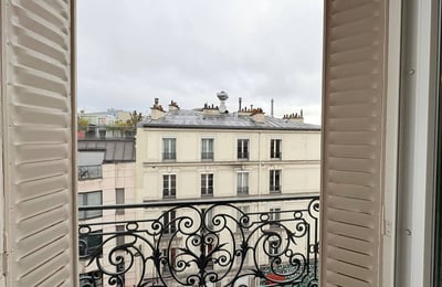 Rent of a 2-room apartment with a balcony and tower view, 48 m², Paris, France